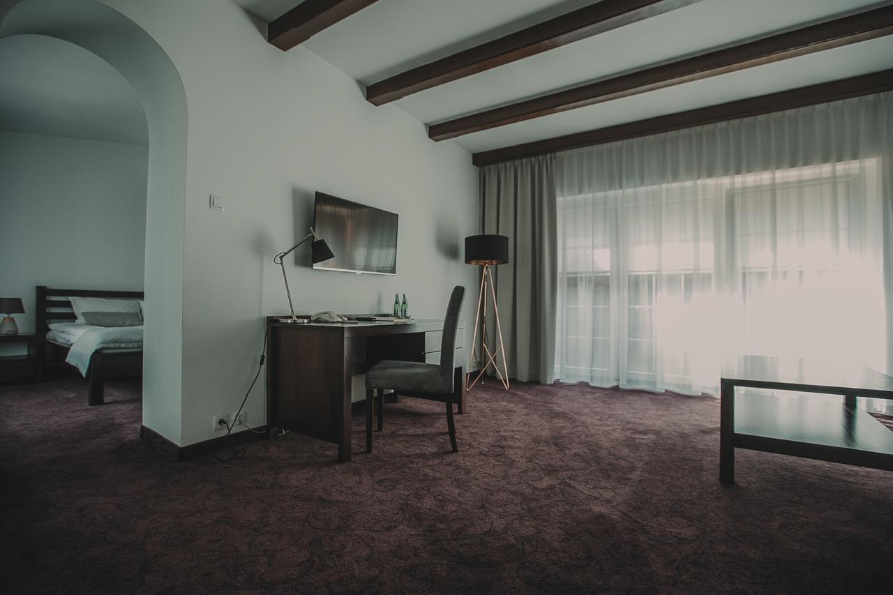 Hotel Restaurant Boss Miłosław Buitenkant foto